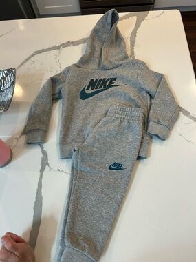 LIKE NEW! Toddler Nike Hoodie and Jogger set. Size 2T.